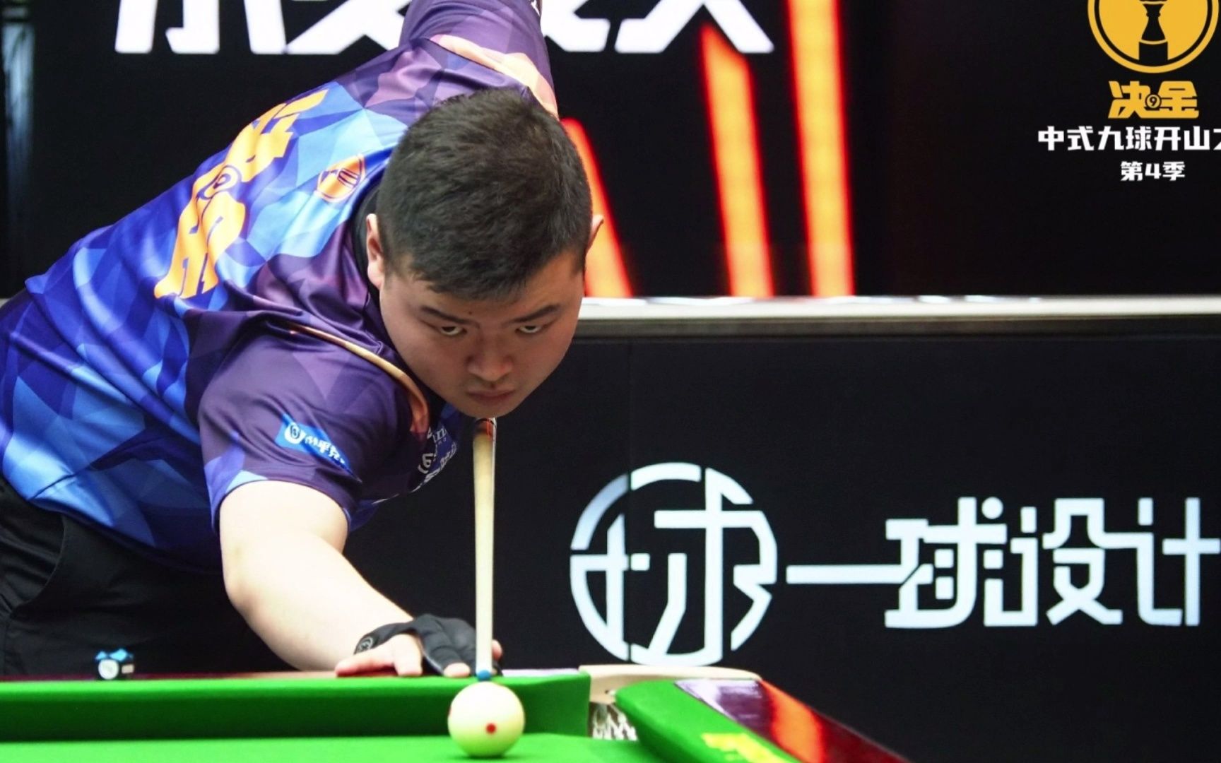 之间的足球 之间的足球