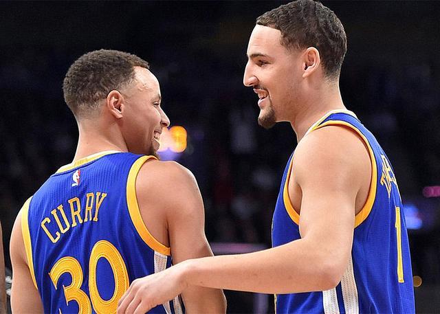 冰壶比赛中 冰壶比赛中