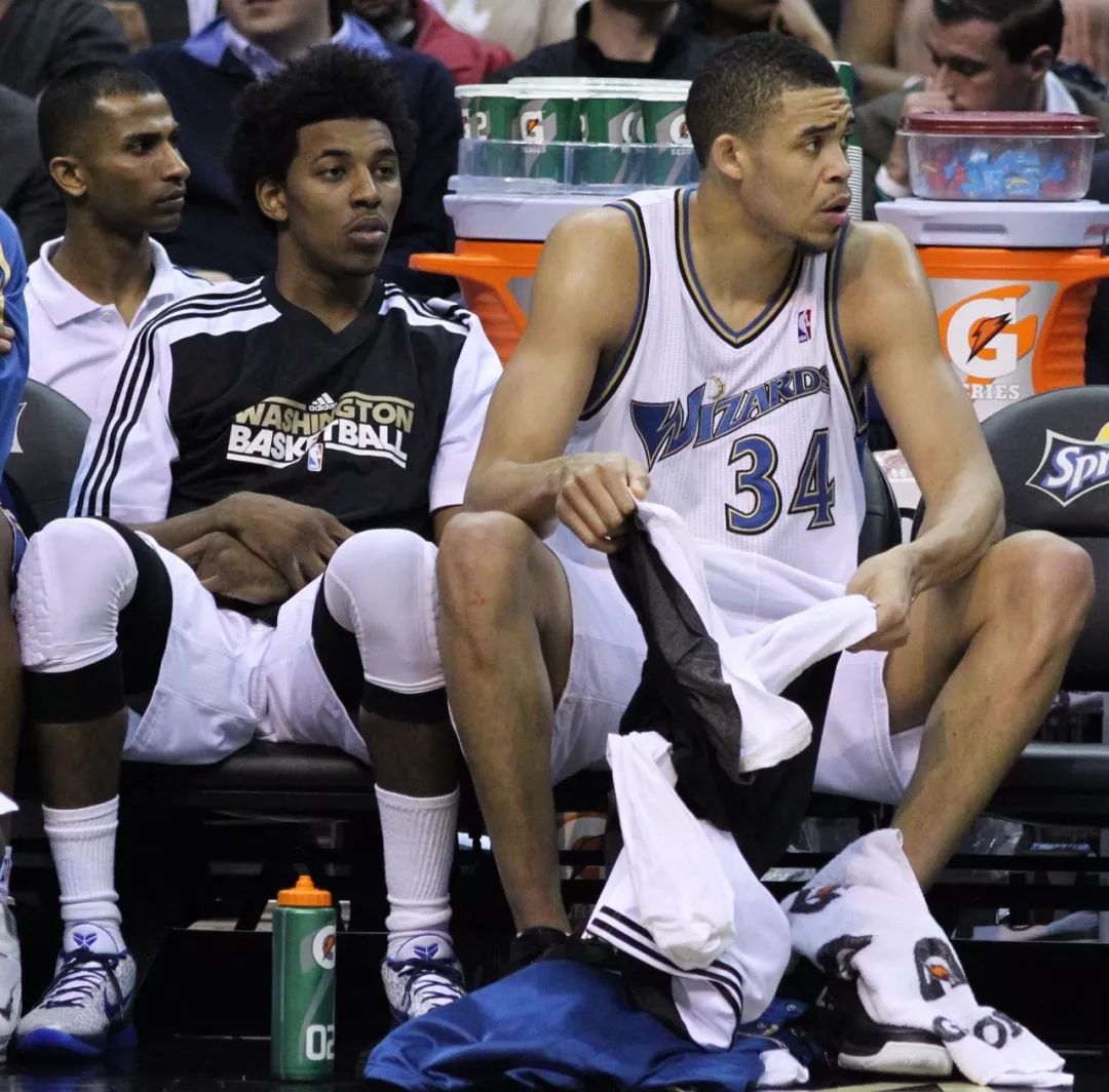 在飞碟刚跃 在飞碟刚跃